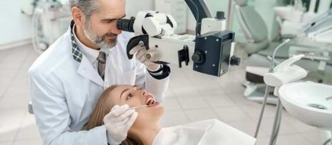 טיפול שיניים במיקרוסקופ